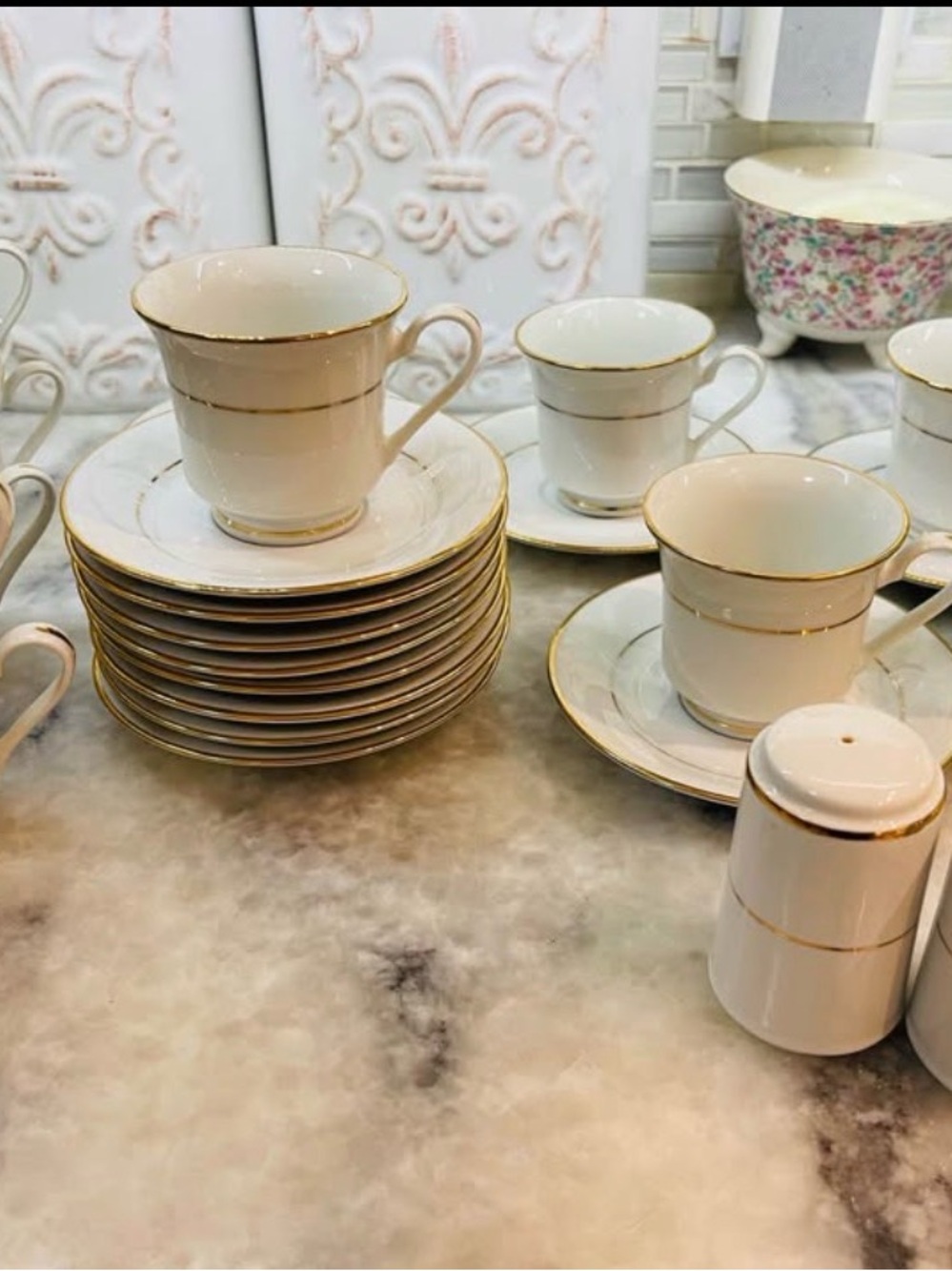 Elegant White Porcelain Tea Cup and Saucer Set with Gold Trim
Small size
